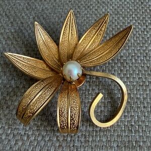 VTG Coro Pegasus Gold Floral Brooch with Pearl Center